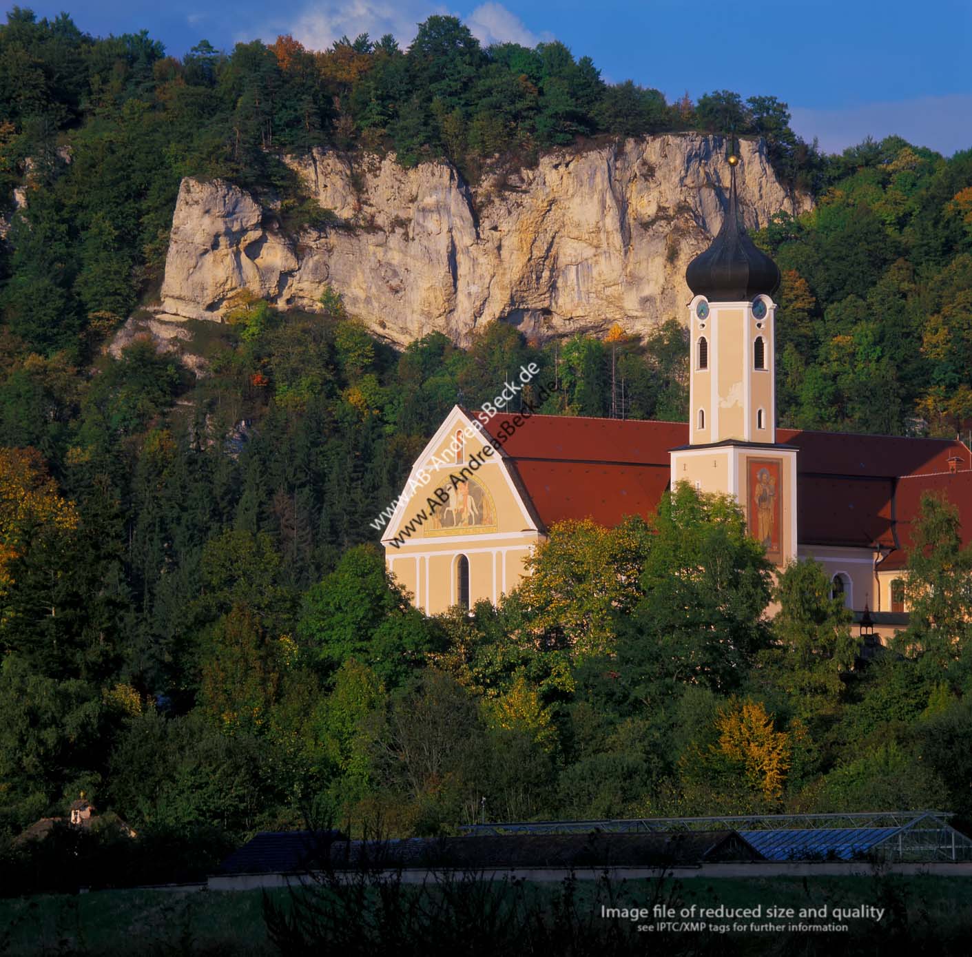 1 - 571.2  Klosterkirche St. Martin vor dem Spaltfels