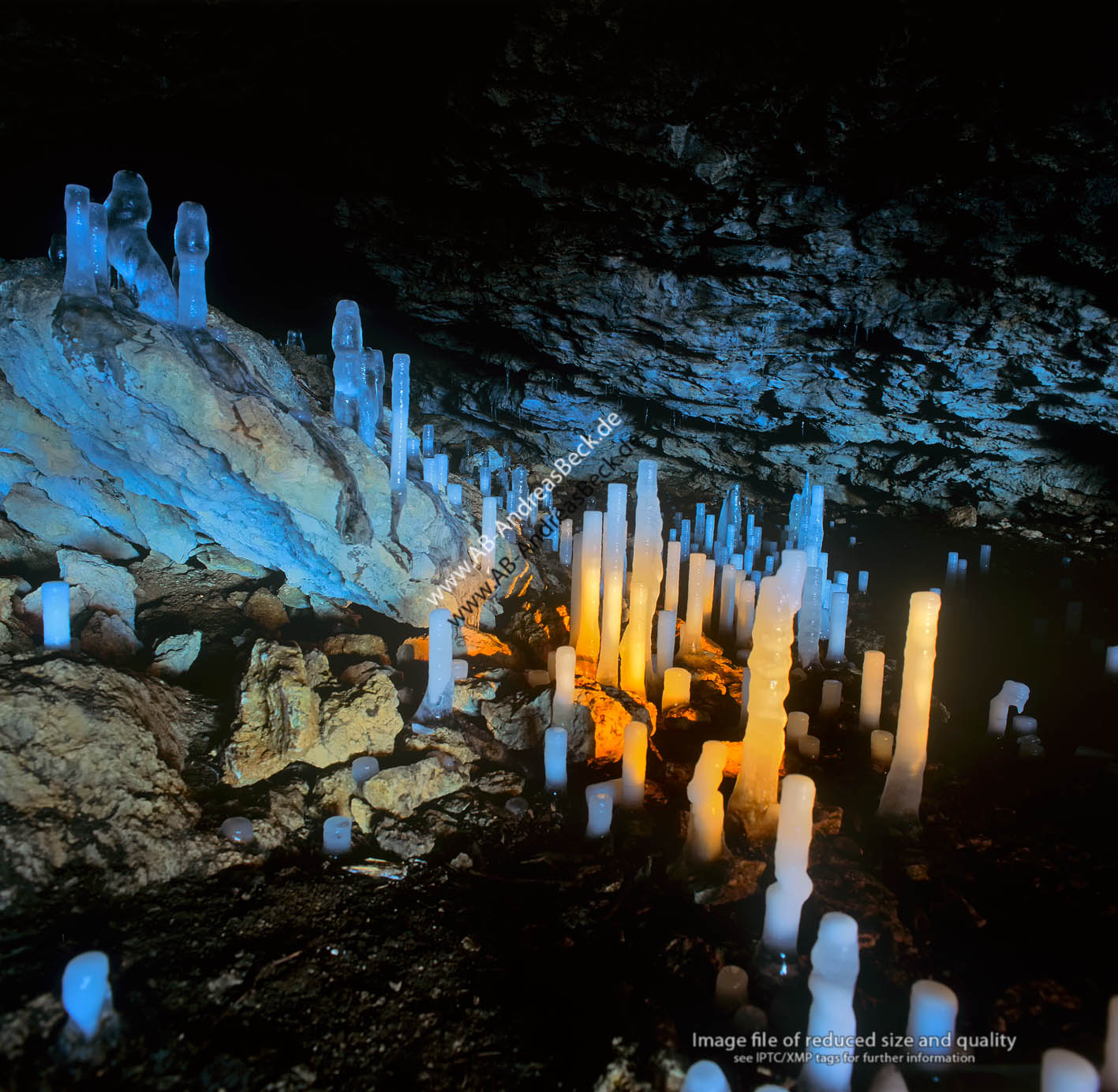 17-206   Eis-Stalagmiten in der Heidensteiner Höhle
