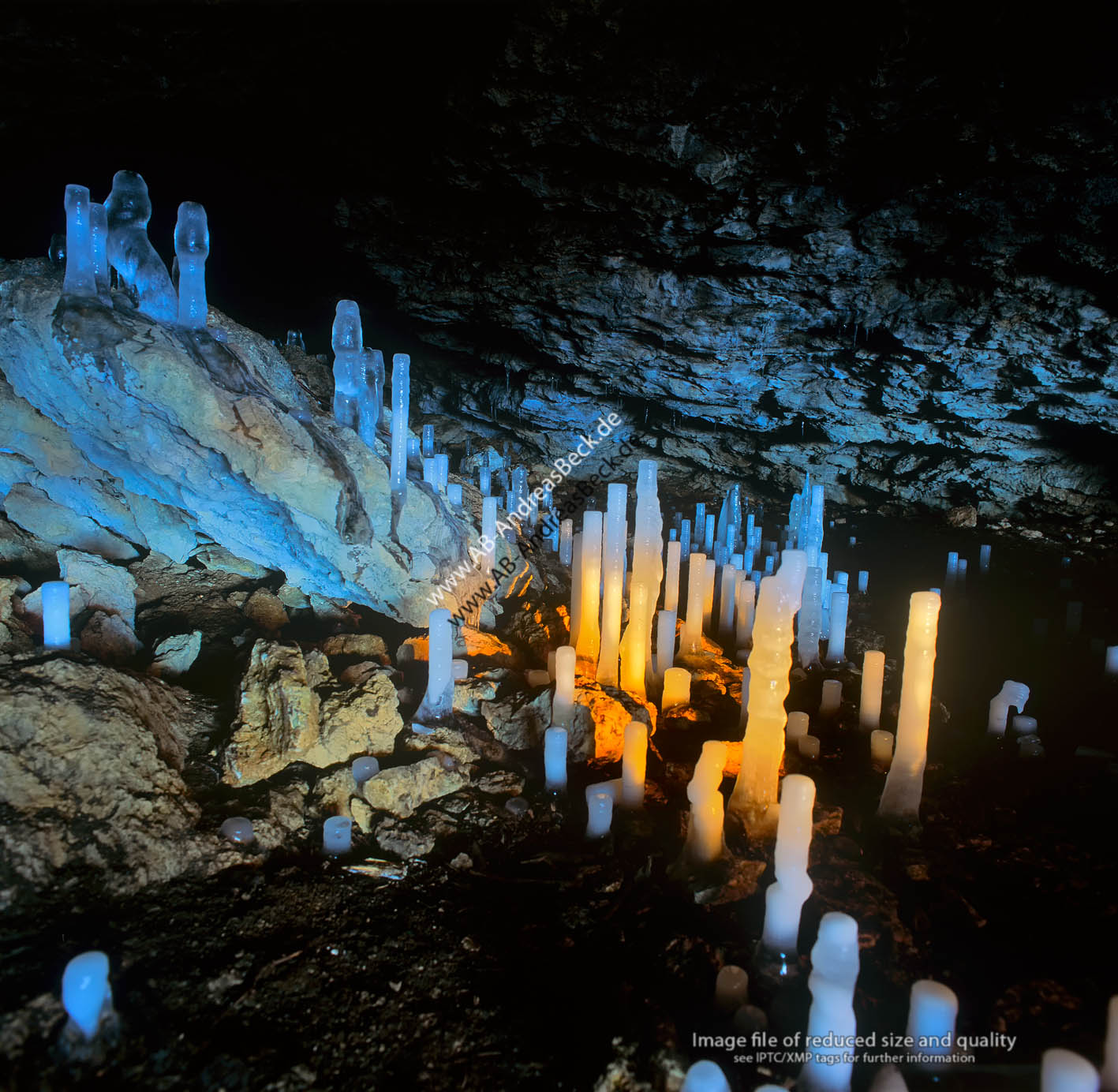 17-206   Eis-Stalagmiten in der Heidensteiner Hhle